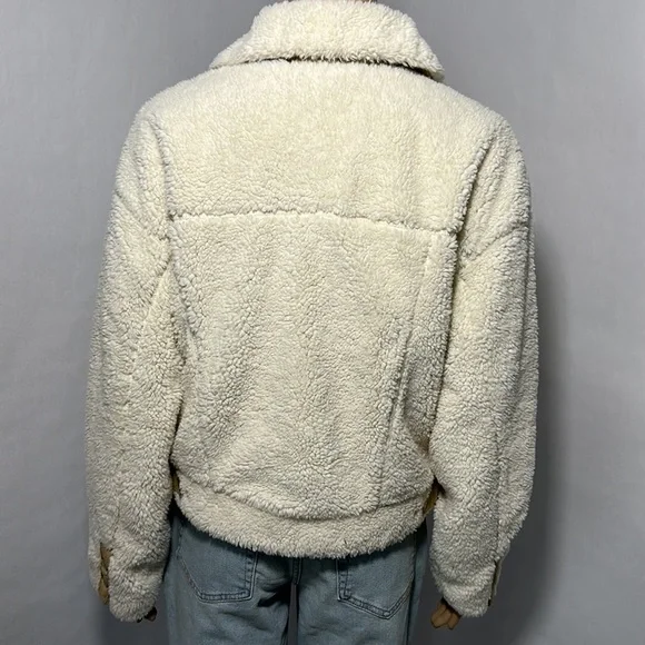 Women's White Faux Fur Snap fastener closure Jacket By Universal Thread (PRY554) - Picture 2 of 4